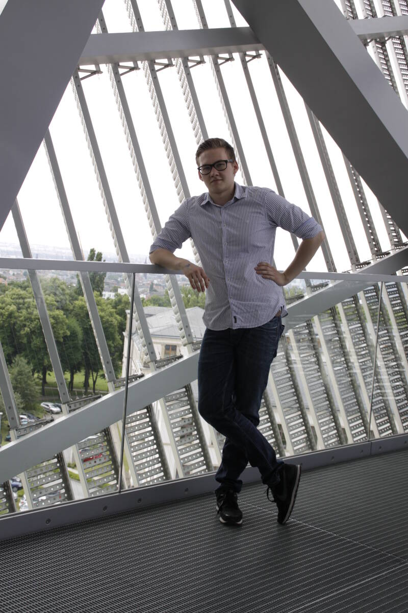 Eric im Militärhistorisches Museum der Bundeswehr. Architekt: Daniel Libeskind Baustil: Dekonstruktivismus