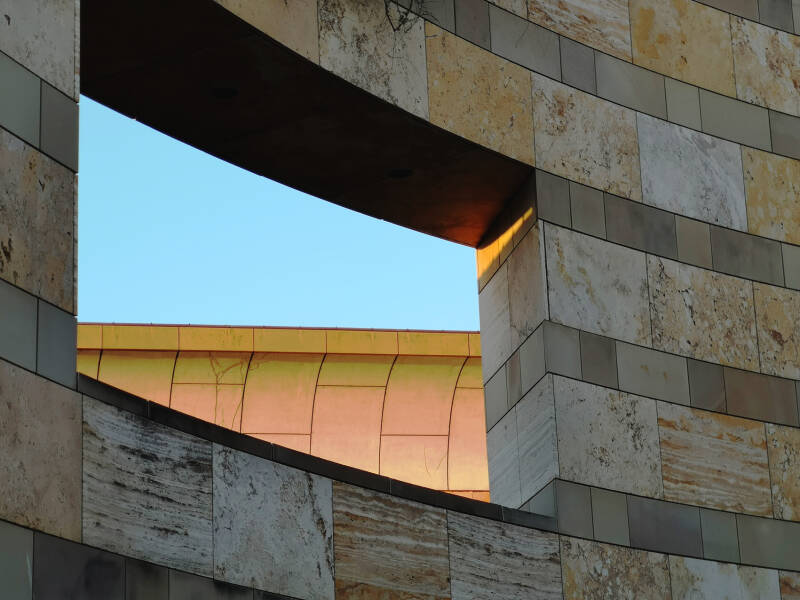 Atrium Wand mit Fenster Ausschnitt Ausblick 