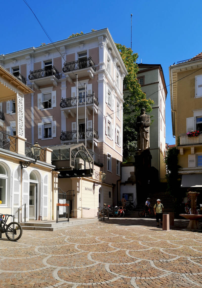 Rathaus am Jesuitenplatz &amp; Jesuitenstaffeln, Baden-Baden – „Bismarck als Roland“