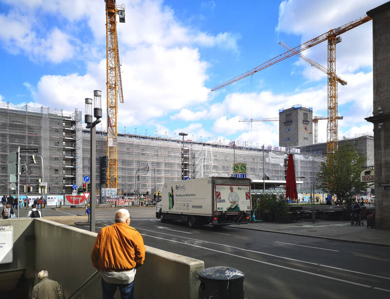 Blickachse des HBF - Baugeschehens I- Willkommen im Musterländle: Open End, Construction Costs und Dauerbaustelle. 1