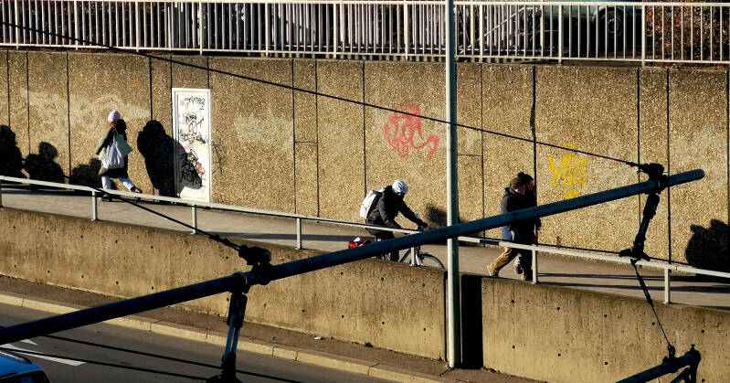 Passanten bei Brückenunterführung 