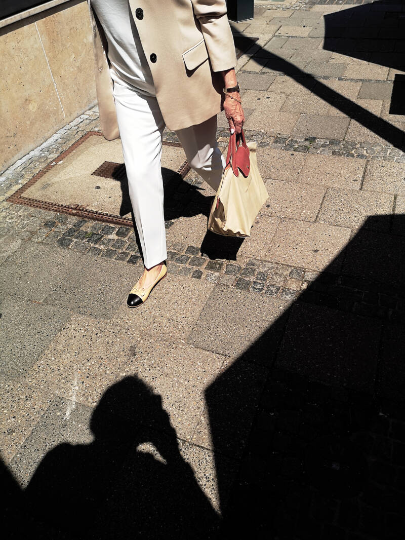 Elegance in Passing – Light, Shadows and a Munich Lady