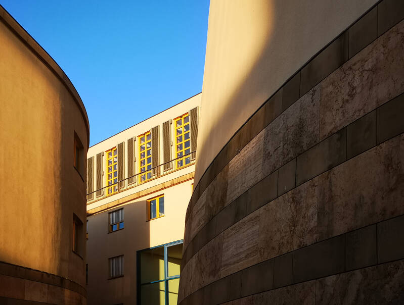 „Die Postmoderne gibt den Ton an – James Stirlings Turm der Musikhochschule Stuttgart.“