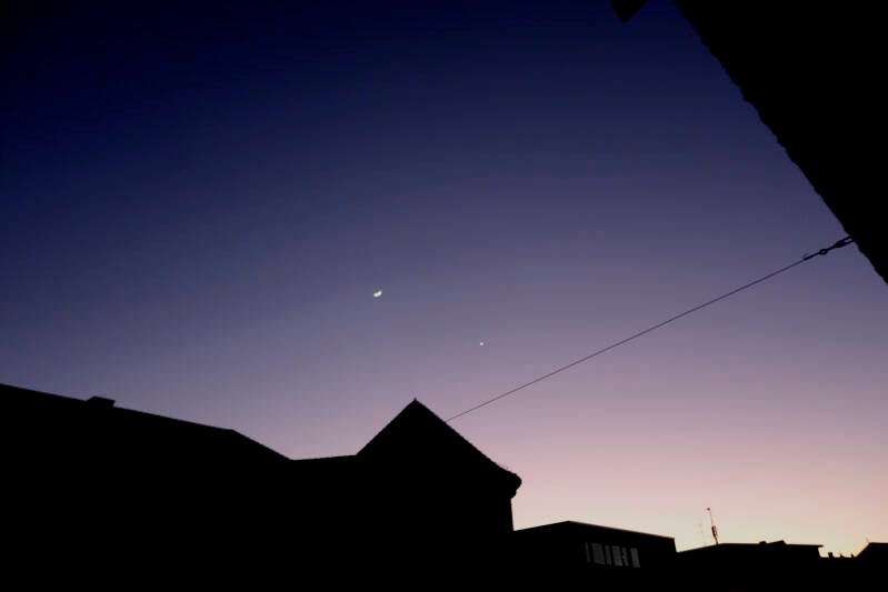 „Abendstern – Mondsichel und Venus über Ulm“ 2. März 2025 · 18:47 Uhr.Donaubastion - ROXY, Schillerstraße Ulm.