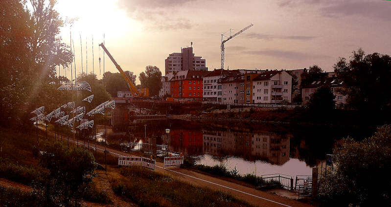 Donauufer mit Sichtachse auf Baustelle Zündeltorbücke, Neubau