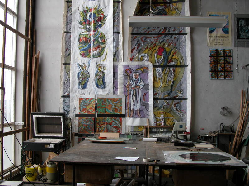 Werkstatt mit Gasbrennofen und verschiedenen Kirchenfenster Entwurf - Kartons