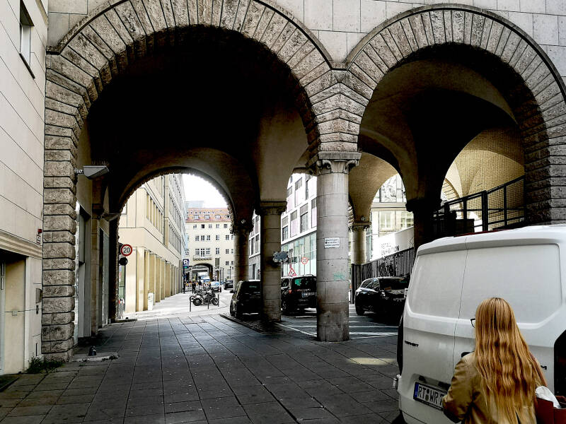 „Centralbahnhof – steinerne Spuren. Rundbögen im Durchgang zur Königstraße.“ 2