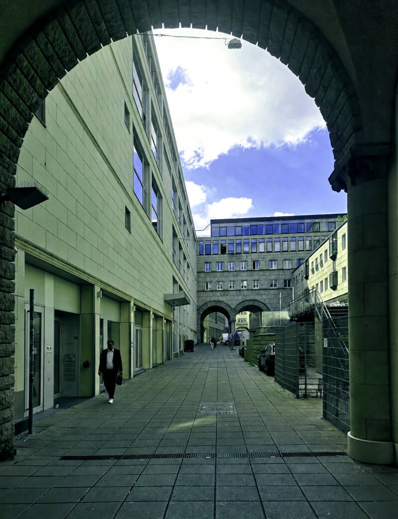 „Centralbahnhof – steinerne Spuren. Rundbögen im Durchgang zur Königstraße.“ 1