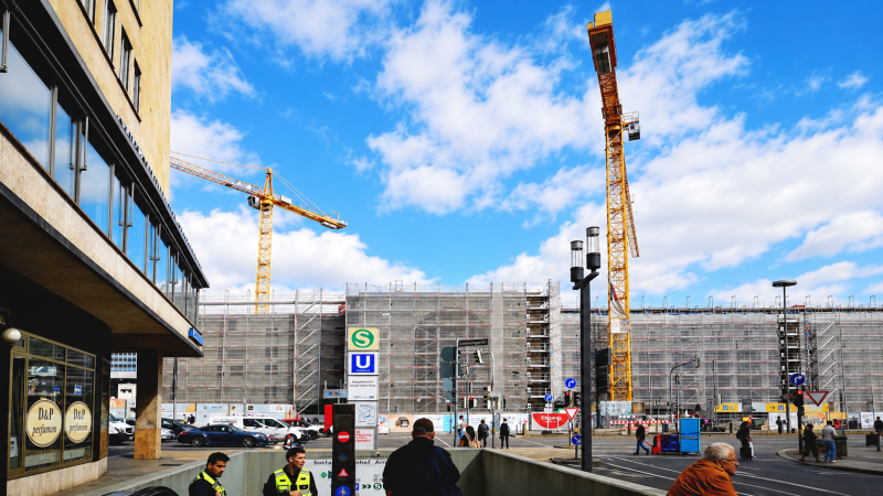 Blickachse des HBF - Baugeschehens IV,  Willkommen im Musterländle: Open End, Construction Costs und Dauerbaustelle. 4