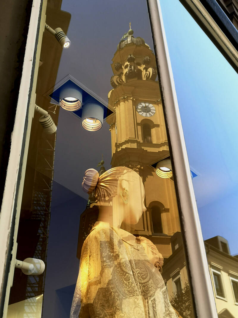 Fensterspiegelung – Theatinerkirche &amp; Theatinerstraße – Luisa Spagnoli – Preysing Palais – München