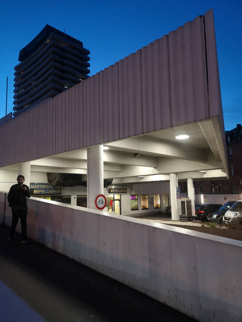  Dunkle Gestalten, rote Laterne ......