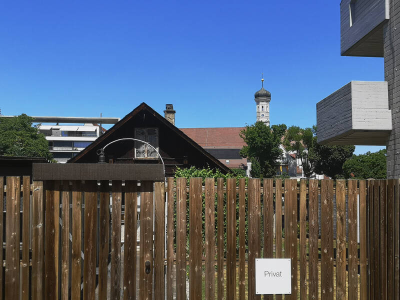 Friede den Hütten! Krieg den Palästen! – Architectural Contrasts