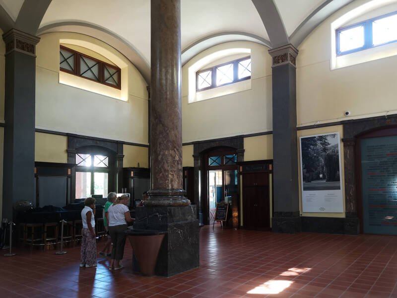 „Quelle-Saal – historische Zapfhähne für das Thermalwasser der Friedrichsquelle, Baden-Baden“