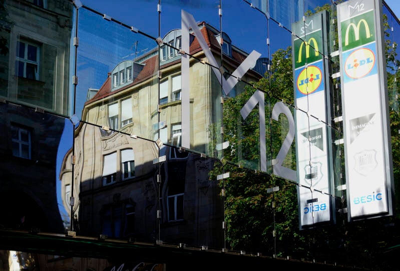 Gebäude - Spiegelung, Marienstraße 12, II