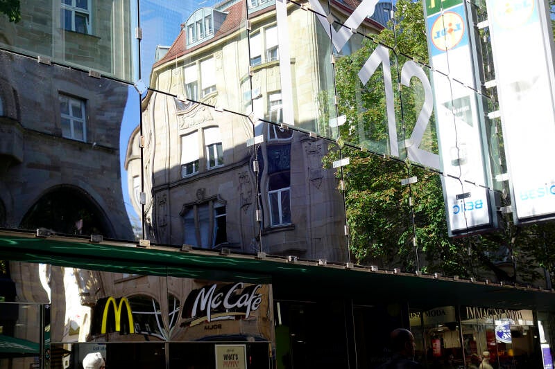 Gebäude - Spiegelung, Marienstraße 12