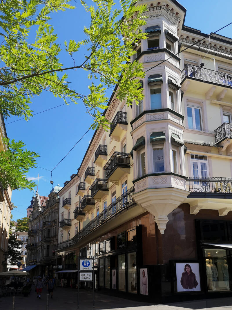 Gernsbacherstraße mit Haus Victoria 