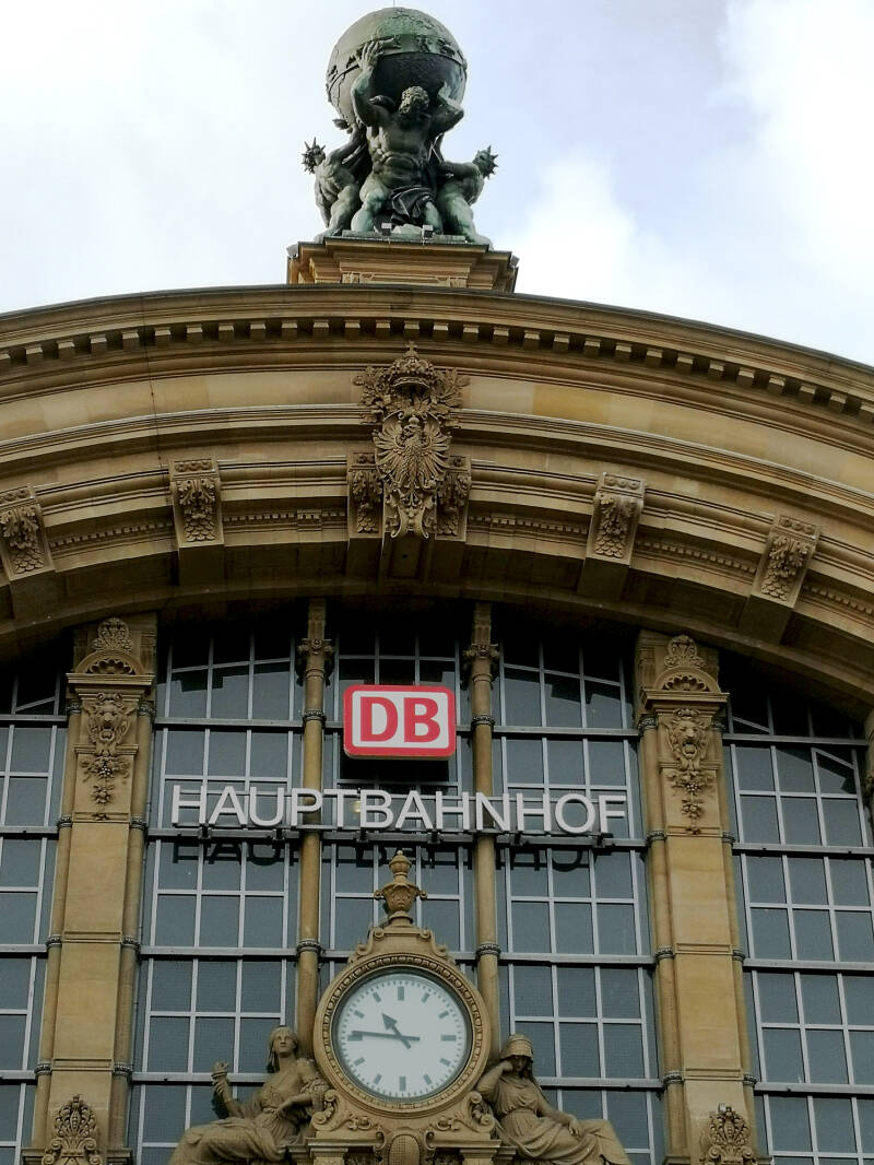 HBF Portal mit Atlanten 