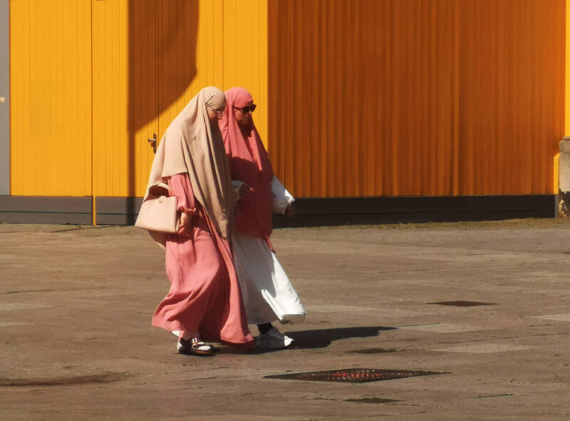 „Leichte Stoffe, starker Stil – Zwei Frauen im modernen Hijab-Look“