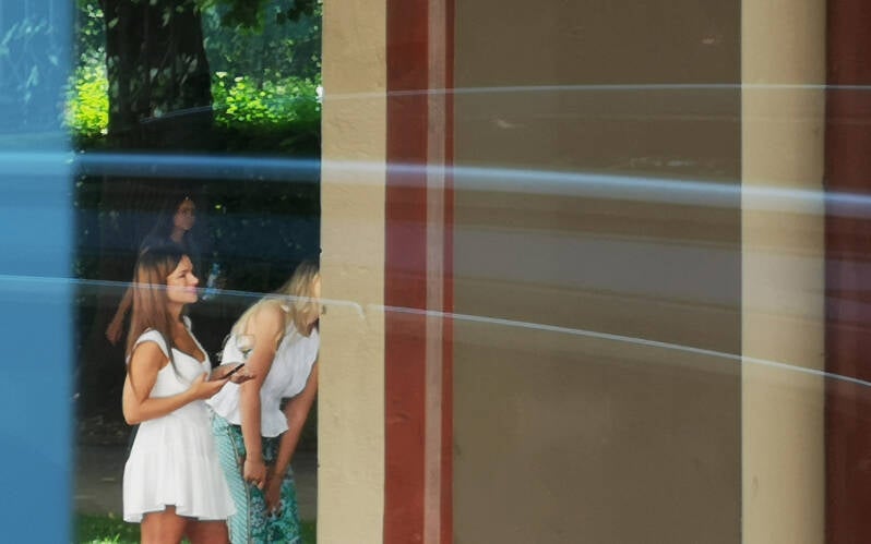 „Zwischen Kunst und Hofgarten – Elegante Passanten beim Flanieren“