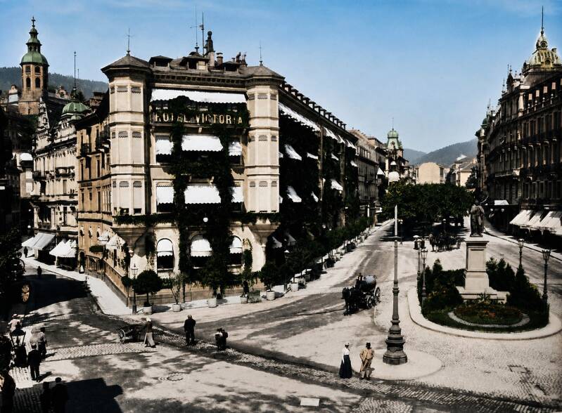 Baden-Baden, Leopoldsplatz – Hotel Victoria, um 1890 (ca. 1880–1900) Koloriert