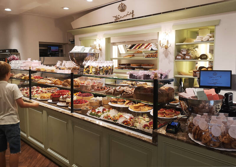 Kaffe König großeTorten &amp; Kuchen Theke 