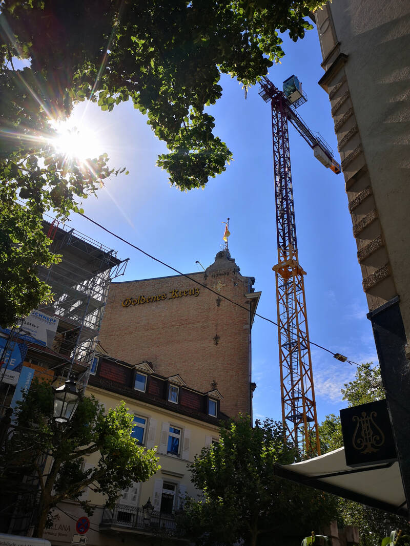 Kaffe König mit Blick auf Goldenes Kreuz