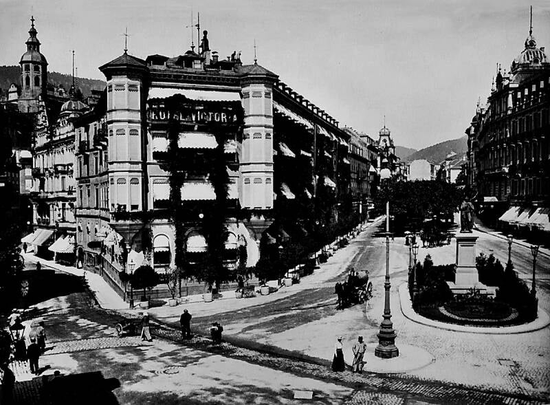 Baden-Baden, Leopoldsplatz – Hotel Victoria, um 1890 (ca. 1880–1900) BW