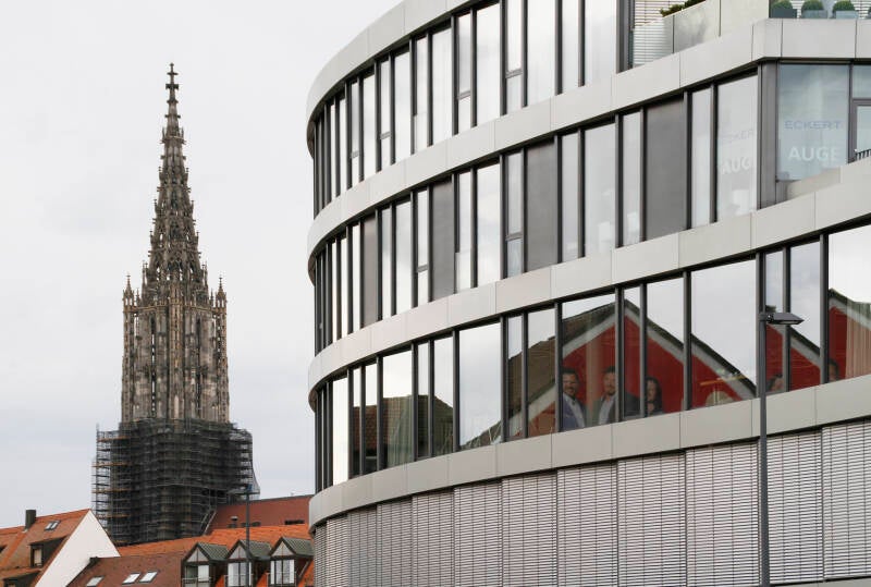Münster mit Brückenhaus der Sparkasse Neu Ulm