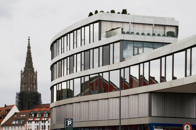 Ulm–Neu-Ulm: Vertikale und Horizontale - Ulmer Münster und Brückenhaus im Wolkenlicht 