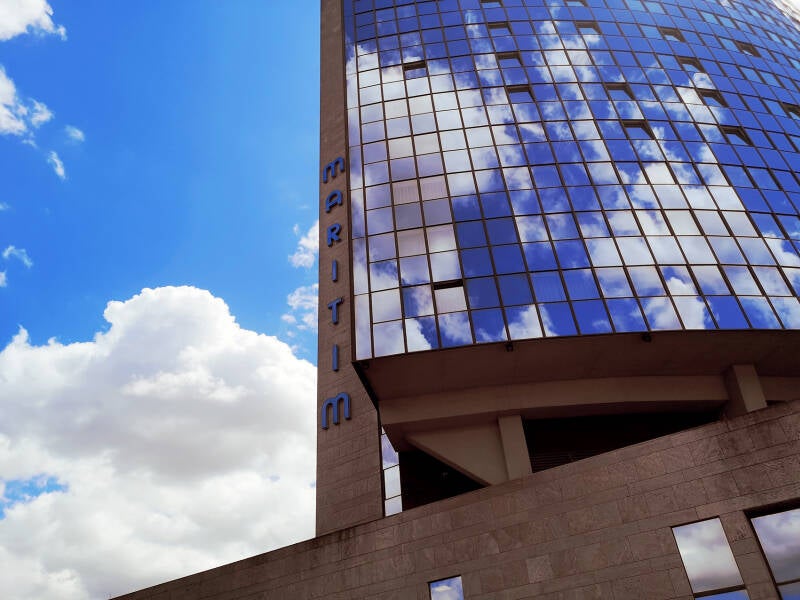 MARITIM HOTEL TOWER mit Wolkenspiegelung