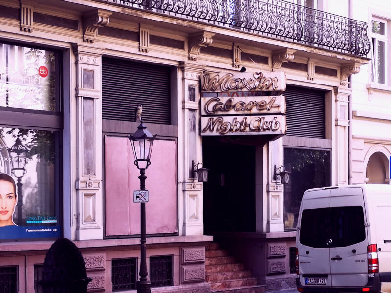 MAXIM Gebäude mit alter, vintage Leuchtrelame MAXIM CABARET NIGHT CLUB II