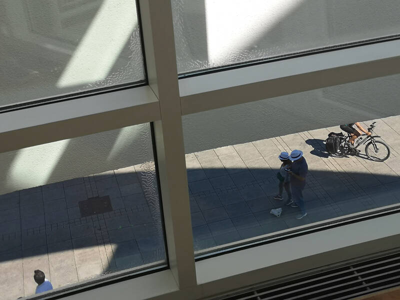 Mann-im-Schatten. Inside, Looking Out Stadthaus Ulm – Richard Meier