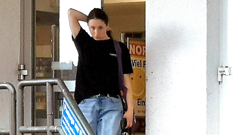 "Norvena – Schönheit im Discounterlicht" Foto Grafik (Mit Grafikfilter als Malvorlage bearbeitet)