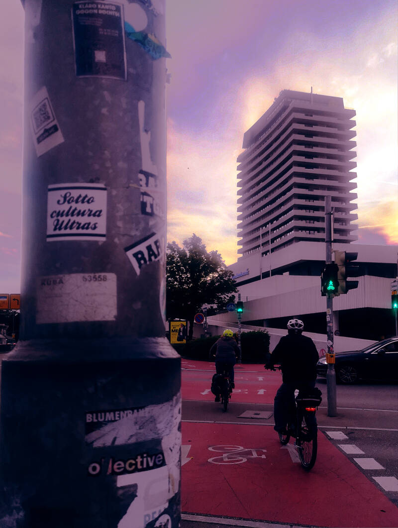 Parallel-Universum-Center-2 Color