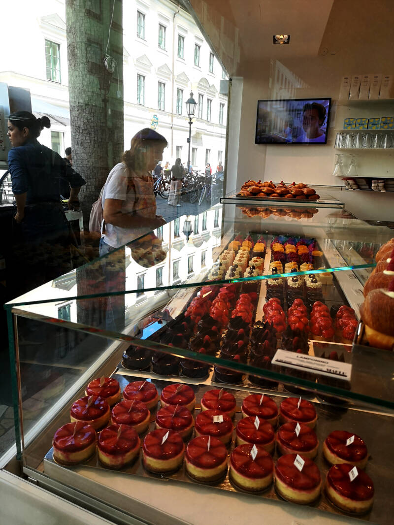 Petit Fours – Kleine Meisterwerke  – süße Versuchung hinter Glas