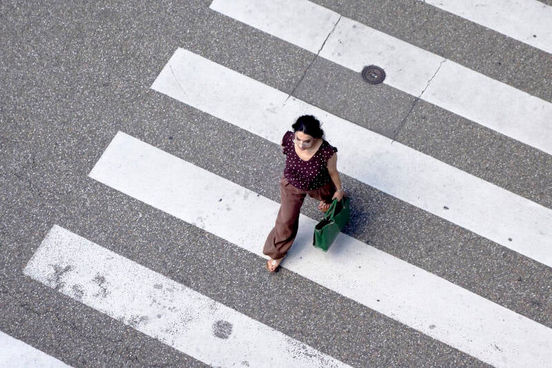 „Querung – Ein Passant im Raster der Straße“ 