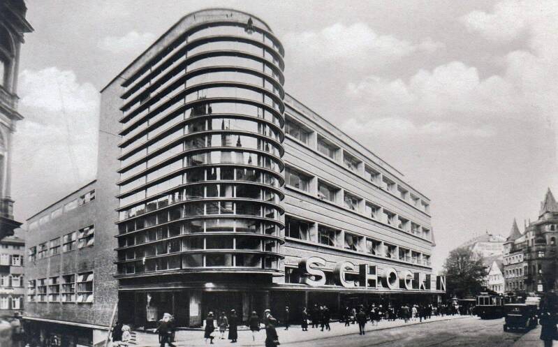 „STUTTGARTER BANAUSEN – Erich Mendelsohns Kaufhaus Schocken. 1960 abgerissen, bis heute ein Armutszeugnis. Bauzeit: 1926–1928 • Eröffnung: 4. Oktober 1928 • Architekt: Erich Mendelsohn • Stil: Neues Bauen / Moderne • Eberhardstraße,   