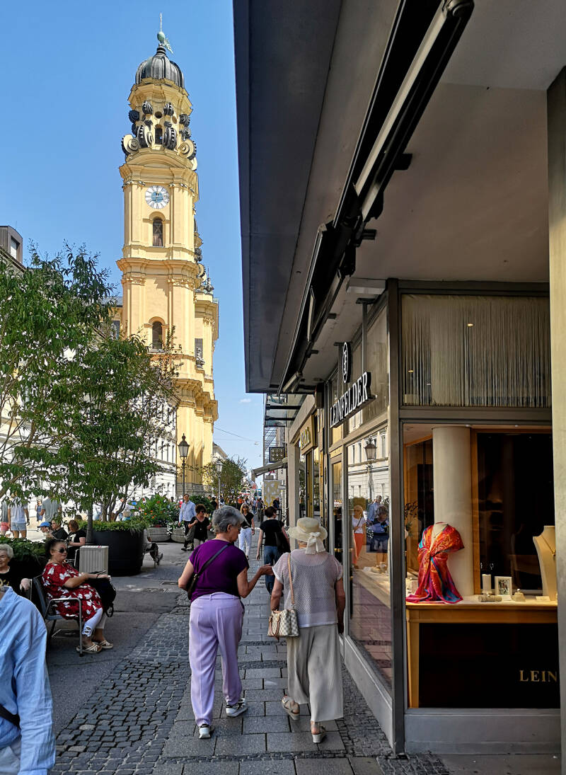 Blick in Richtung  Odeon Platz &amp;Theatiner Kirche