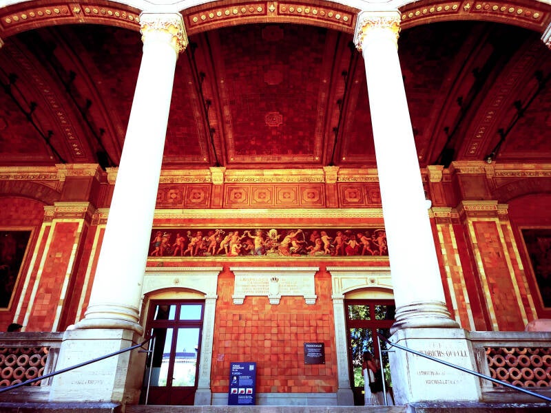 Friedrichs-Quelle, Trinkhalle Baden-Baden – Heinrich Hübschs klassizistischer Wandelgang mit Götzenbergers Wandbildern, 1839–1842