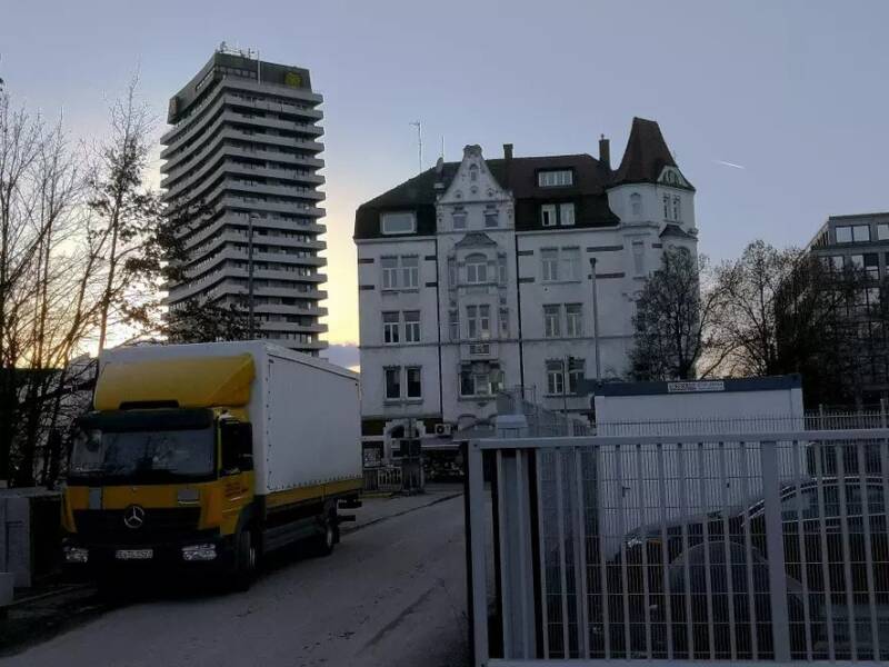 „Universumcenter Ulm: Wenn der Abend den Brutalismus weichzeichnet“