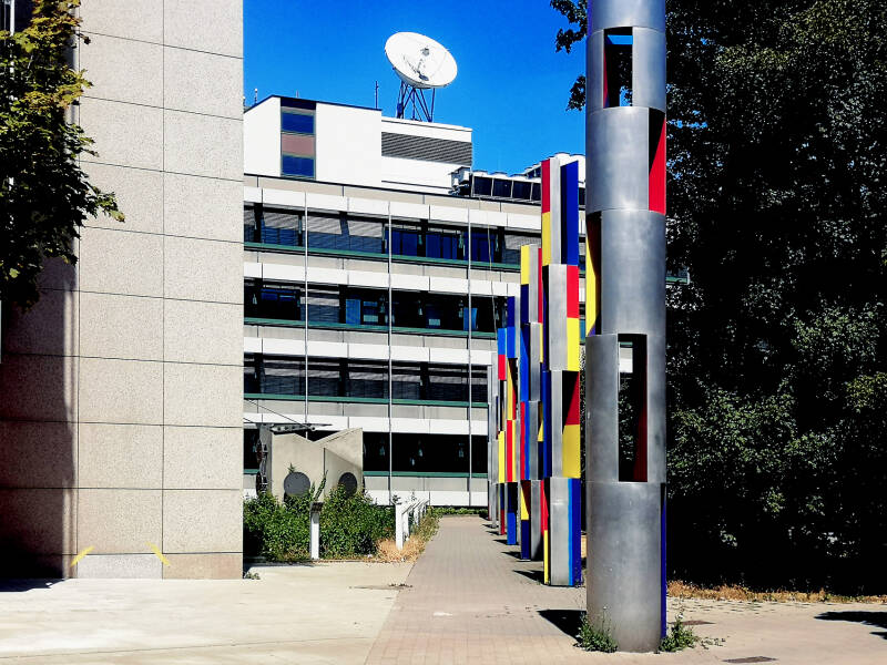 Herbert Volz – Restaurierung seiner Farbsäulen-Reihe im Informel-Stil auf den Ulmer Posthöfen (ehemalige Deutsche Bundespost &amp; Fernmeldeamt) IV