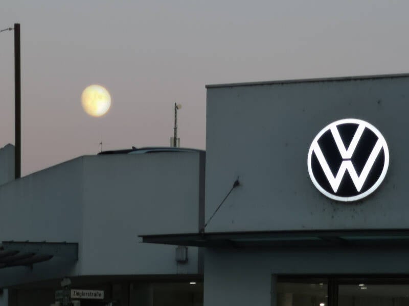 VW - Moon Schillerstraße