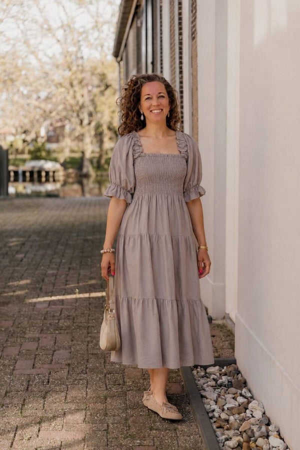 La Flor midi jurk smockdetail taupe