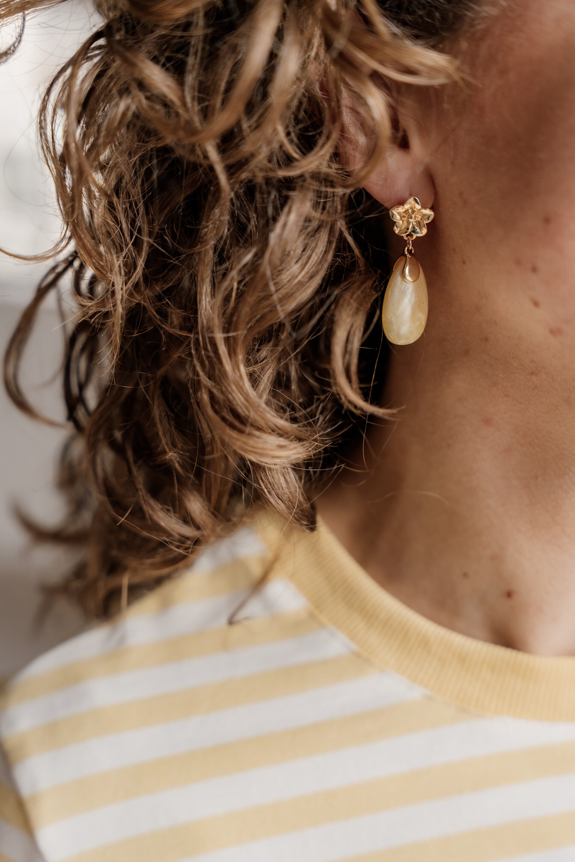 La Flor oorbellen parel bloem ovaal - lichtgeel