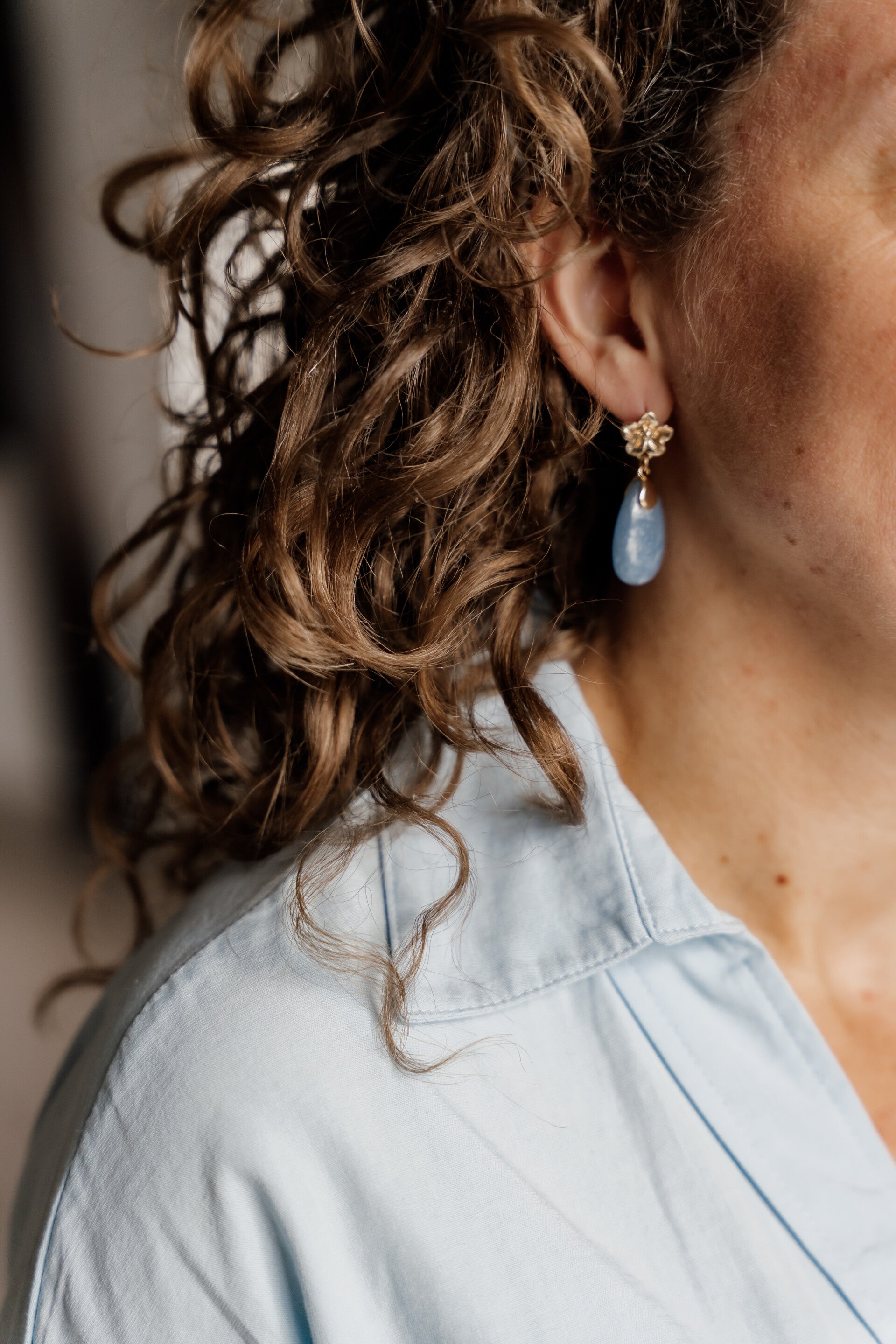 La Flor oorbellen parel bloem ovaal - lichtblauw