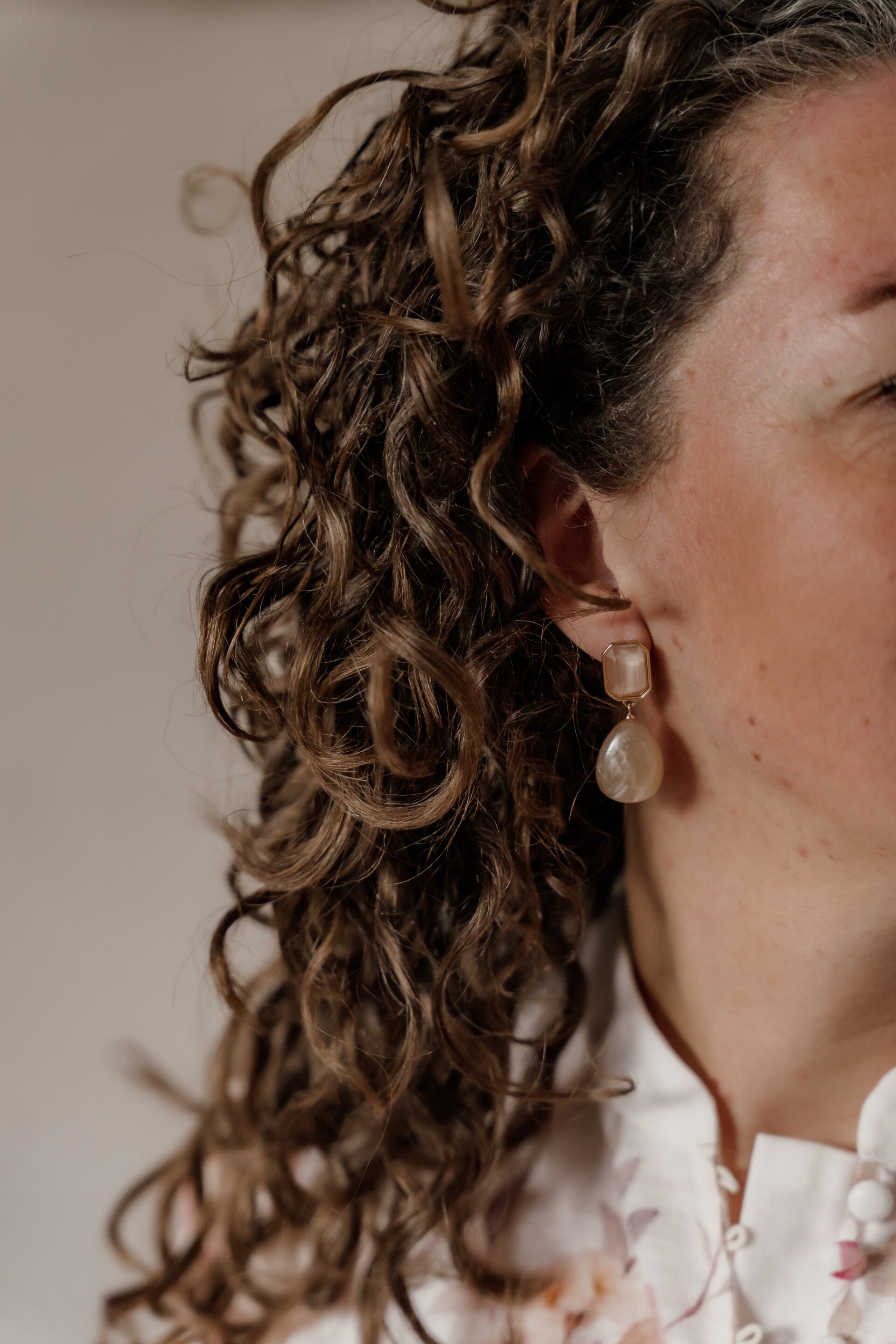 La Flor oorbellen parel ovaal beige