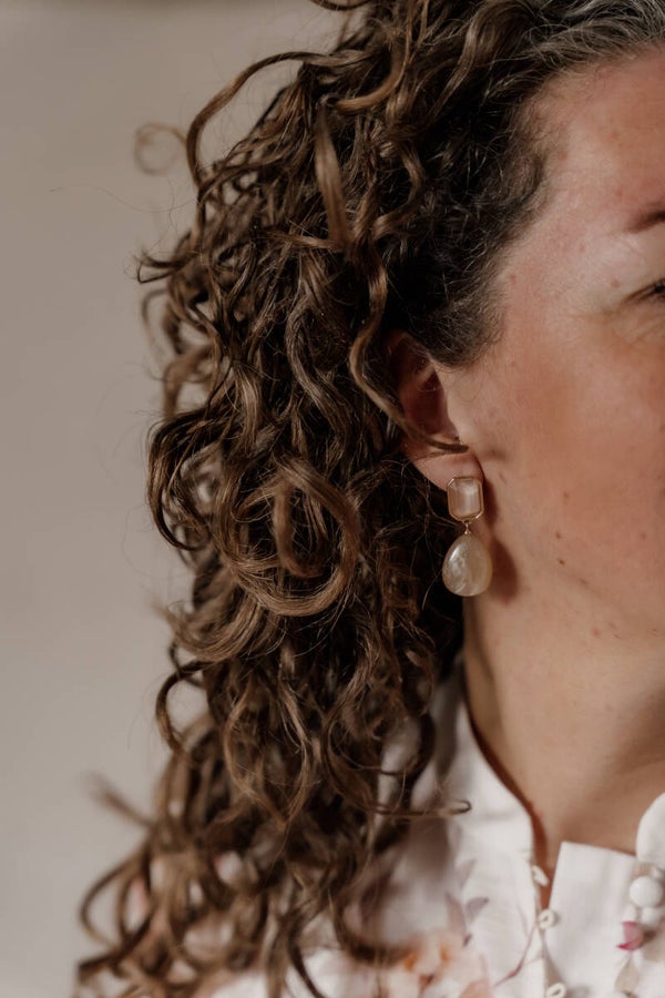 La Flor oorbellen parel ovaal beige