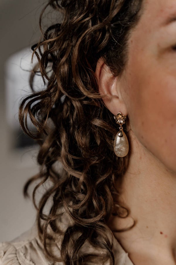 La Flor oorbellen parel bloem ovaal - beige