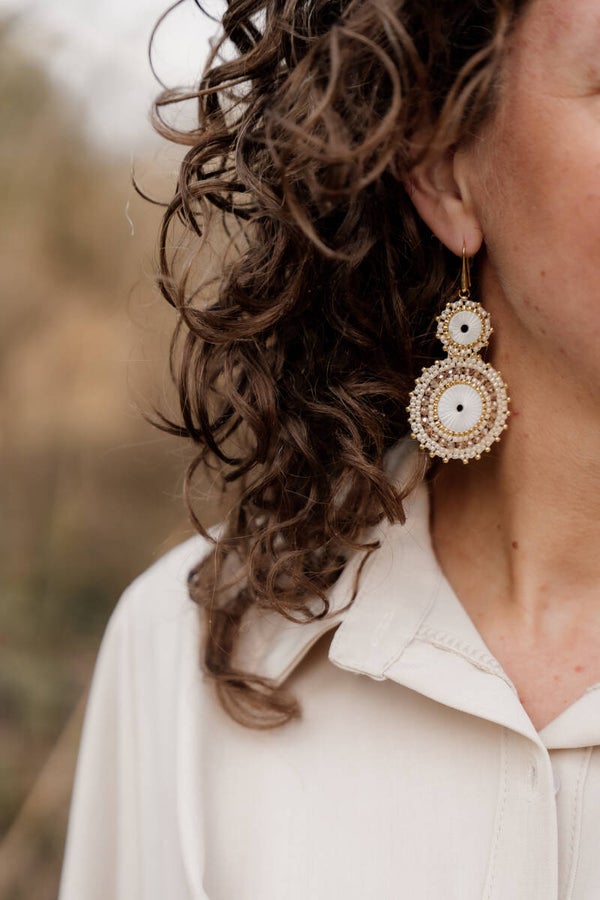 La Flor statement oorbellen wit-goud-beige