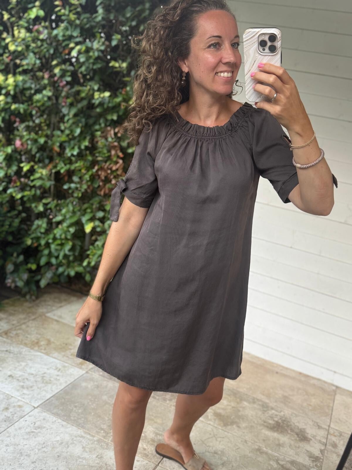 La Flor jurk off shoulder bruin